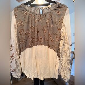 Gimmicks by BKE Floral Gray and Cream Blouse